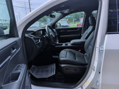 Used 2026 GMC Acadia Elevation w/ Elevation Premium Package FWD image 11
