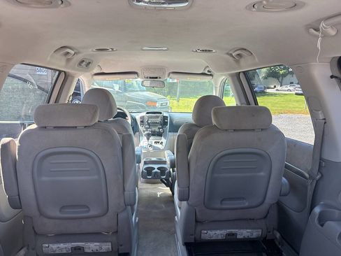 Used 2007 Hyundai Entourage Limited FWD image 15