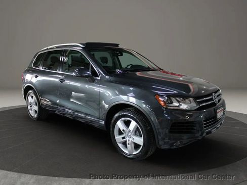 Used 2013 Volkswagen Touareg Sport image 2