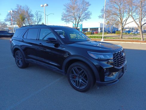 Used 2025 Ford Explorer ST-Line w/ ST-Line Street Pack image 3