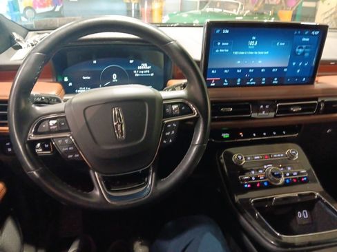 Used 2023 Lincoln Nautilus Reserve AWD/4WD image 5