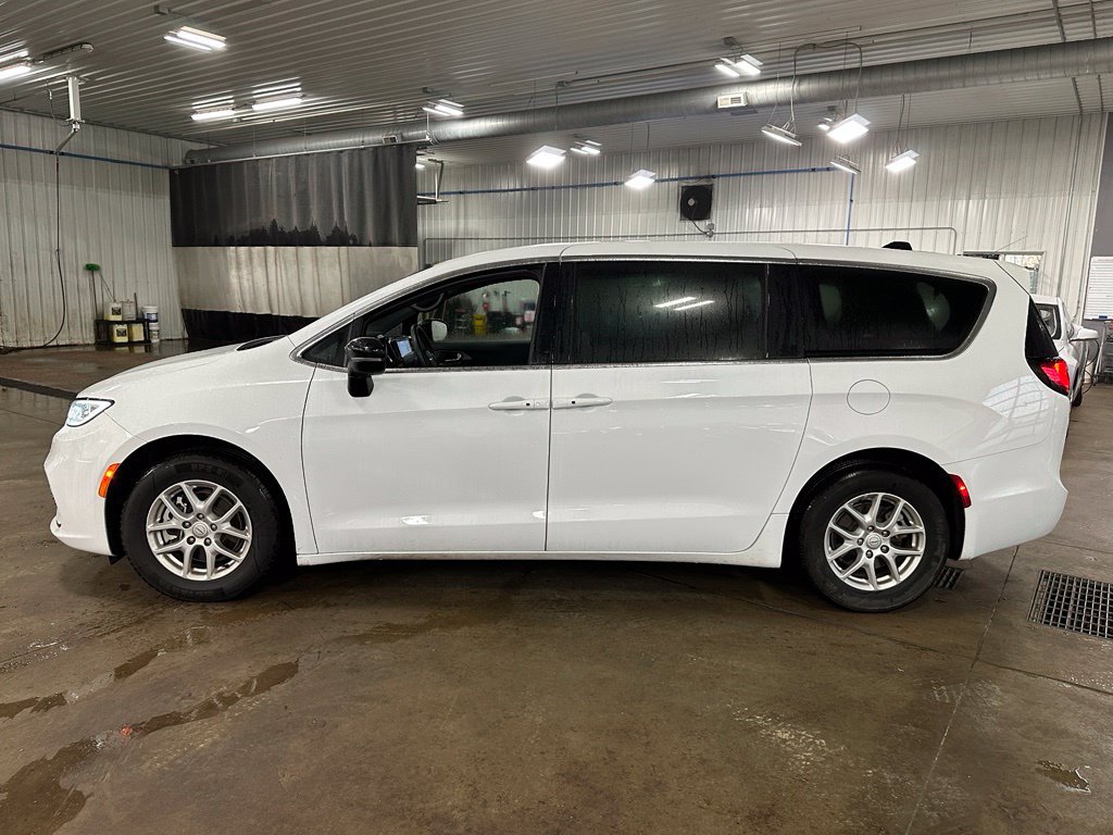 Used 2025 Chrysler Pacifica Select FWD image 35