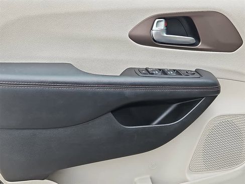 Used 2019 Chrysler Pacifica Touring-L Plus w/ Advanced Safetytec Group image 13