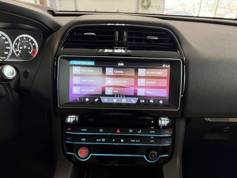 Used 2017 Jaguar F-PACE Prestige image 17