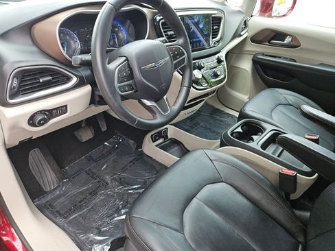 Used 2017 Chrysler Pacifica Touring-L FWD image 10