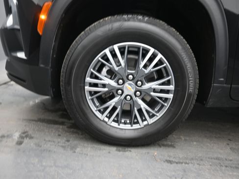 Used 2025 Chevrolet Traverse LT image 11