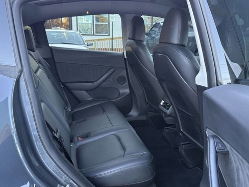 Used 2022 Tesla Model Y Long Range image 19