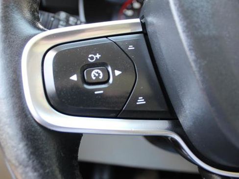 Used 2020 Volvo XC40 T5 Momentum w/ Protection Package image 21