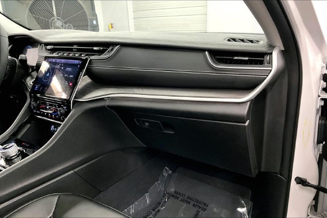 Used 2023 Jeep Grand Cherokee Limited w/ Black Appearance Package AWD/4WD image 19