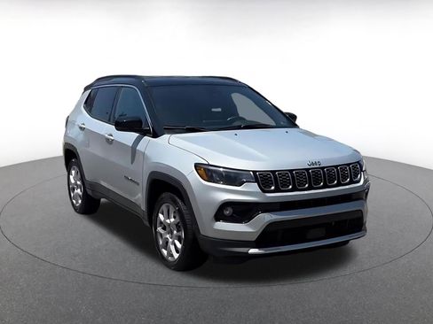Used 2025 Jeep Compass Limited AWD/4WD image 3