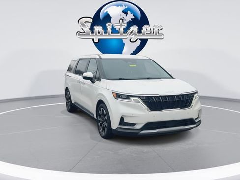Used 2023 Kia Carnival EX image 3