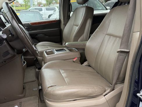Used 2015 Chrysler Town & Country Touring FWD image 12