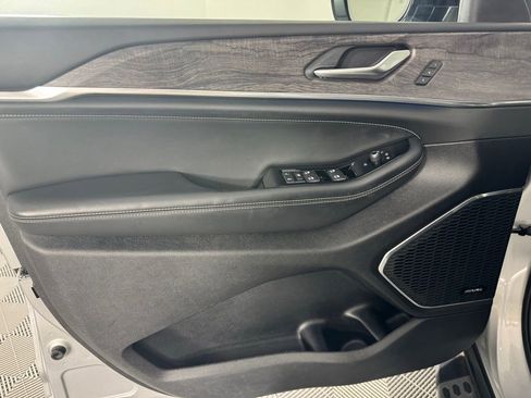 Used 2023 Jeep Grand Cherokee L Overland w/ Trailer Tow Group (B) image 9