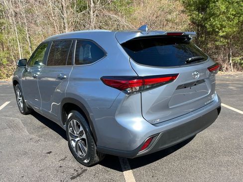Used 2023 Toyota Highlander XLE image 3