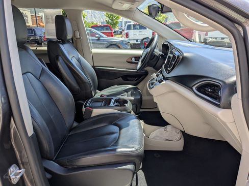 Used 2017 Chrysler Pacifica Touring-L w/ Tire & Wheel Group FWD image 33