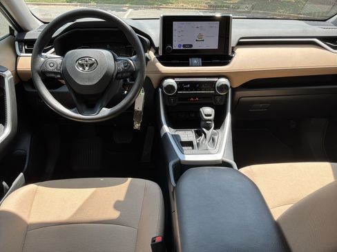 Used 2025 Toyota RAV4 LE AWD/4WD image 28