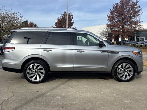Used 2022 Lincoln Navigator Reserve image 2