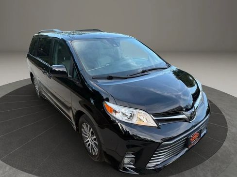 Used 2020 Toyota Sienna XLE image 7