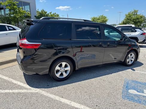 Used 2017 Toyota Sienna LE FWD image 35
