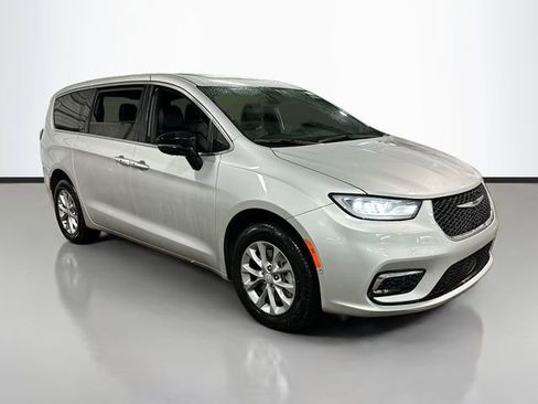 New 2026 Chrysler Pacifica Select image 3