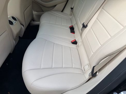 Used 2019 Mercedes-Benz GLC 300 4MATIC image 17