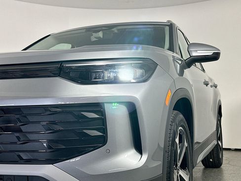 Certified 2025 Volkswagen Tiguan SE image 7