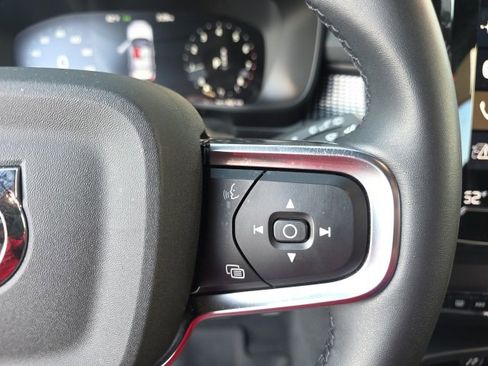 Used 2022 Volvo XC40 T5 R-Design w/ Protection Package Premier image 17