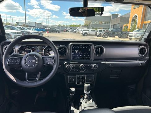 Certified 2023 Jeep Gladiator Sport AWD/4WD image 9