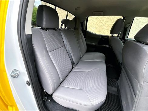 Used 2021 Toyota Tacoma SR5 AWD/4WD image 19