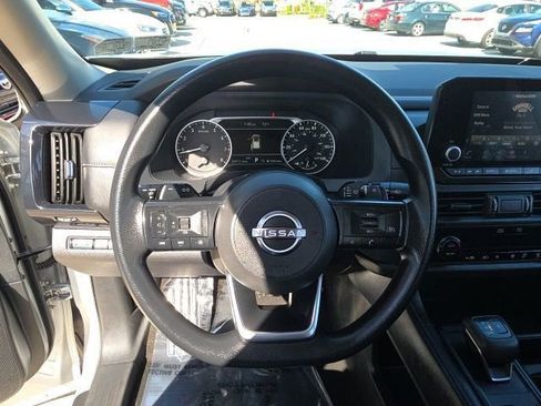 Used 2024 Nissan Pathfinder S image 16