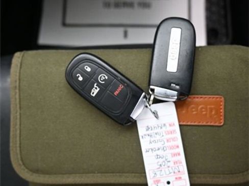 Used 2015 Jeep Cherokee Trailhawk w/ Comfort/Convenience Group image 12