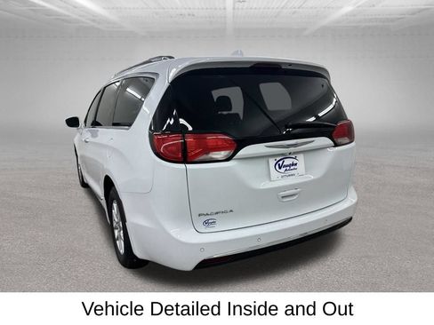 Used 2020 Chrysler Pacifica Touring-L FWD image 11