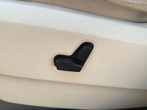 Used 2010 Chrysler Town & Country Limited w/ Entertainment Group #3 FWD image 13