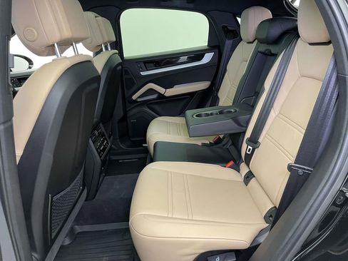 Used 2025 Porsche Cayenne Coupe image 19