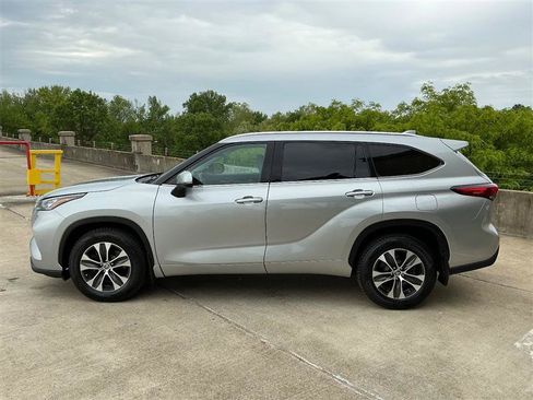 Used 2020 Toyota Highlander XLE image 3