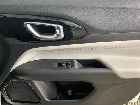 Used 2025 Jeep Compass Limited image 31