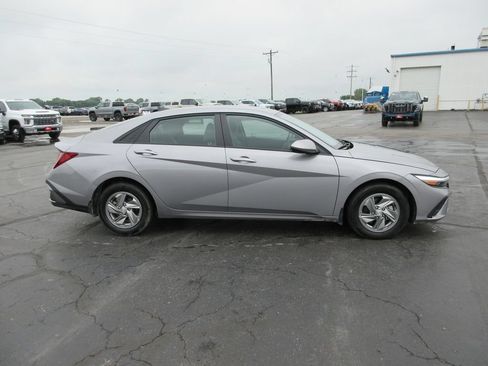 Used 2025 Hyundai Elantra SE FWD image 5