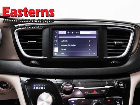 Used 2022 Chrysler Voyager LX FWD image 12