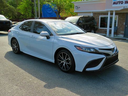 Used 2022 Toyota Camry SE w/ Carpet Mat Package (TMS) image 5
