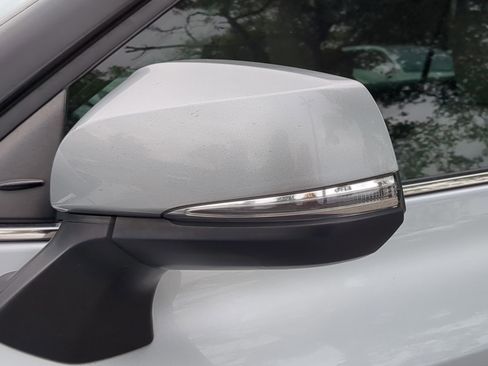 Used 2021 Toyota Highlander XLE FWD image 36