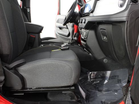Used 2025 Jeep Wrangler Unlimited Sahara AWD/4WD image 19