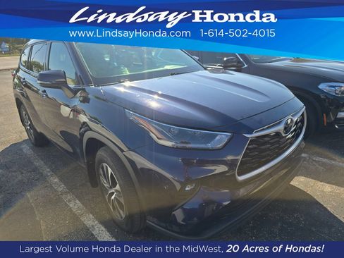 Used 2021 Toyota Highlander XLE AWD/4WD image 2