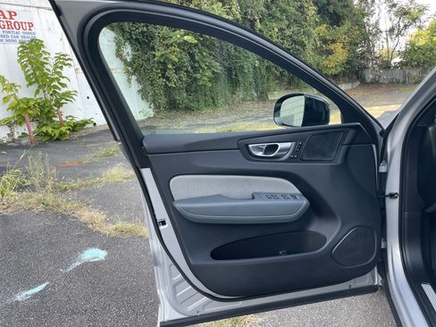 Used 2022 Volvo XC60 B5 R-Design image 40