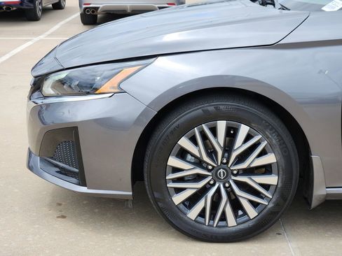 Used 2024 Nissan Altima 2.5 SV FWD image 10
