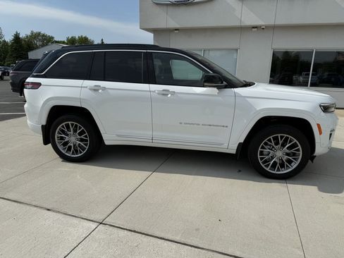 Used 2024 Jeep Grand Cherokee Summit w/ Luxury Tech Group V AWD/4WD image 9