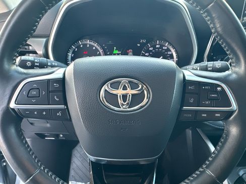 Used 2020 Toyota Highlander XLE image 25