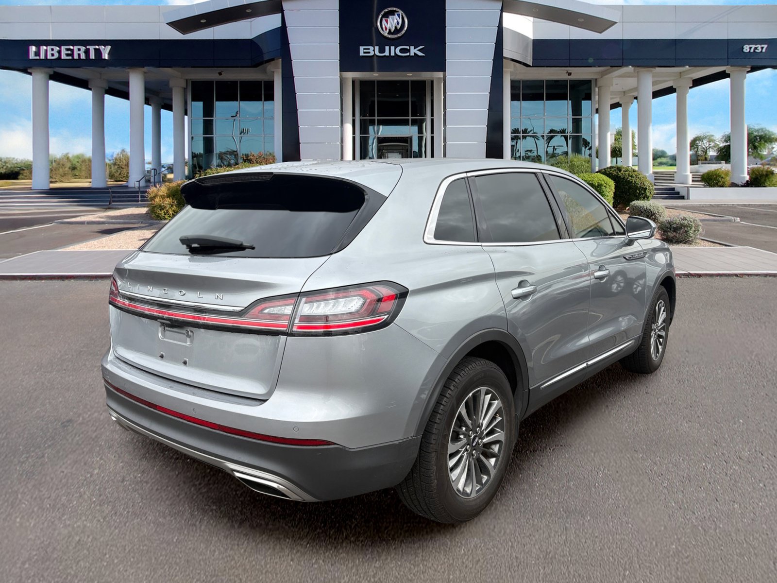 Used 2022 Lincoln Nautilus Reserve FWD image 2