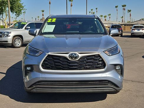 Used 2022 Toyota Highlander XLE FWD image 2