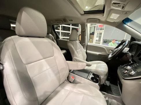 Used 2017 Toyota Sienna XLE image 28