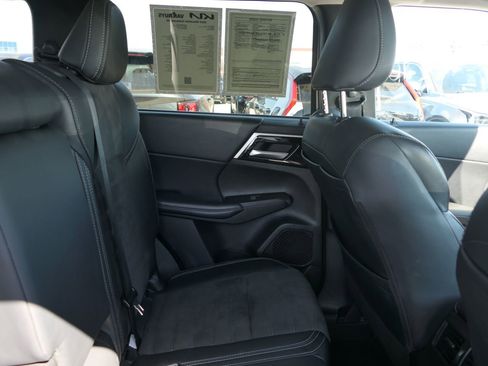 Used 2024 Mitsubishi Outlander SE image 25